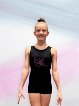 CT LUZIE Anzug kurz Einteiler schwarz mit Logo "Tänzerin springend" Glitzer Pink